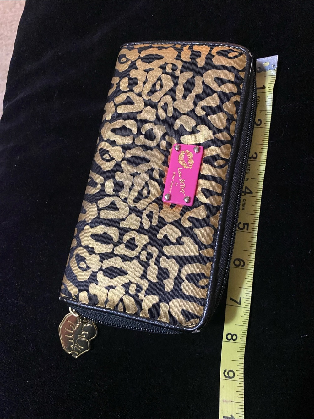 GUC Luv Betsy by Betsy Johnson gold Metalic Cheetah Print zip around Wallet - Picture 10 of 11